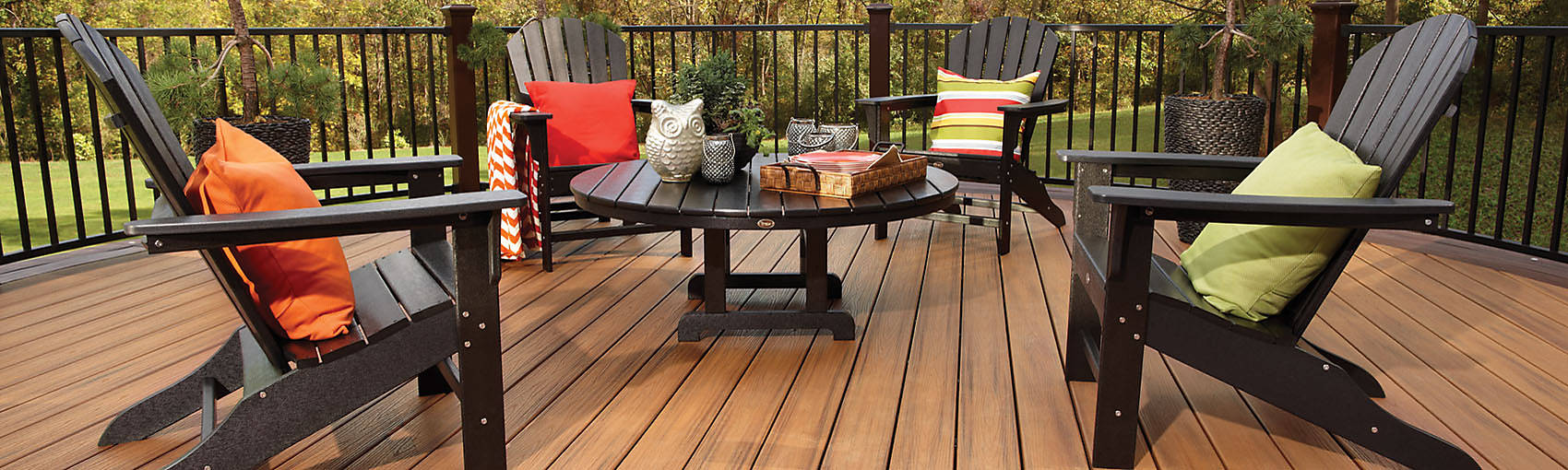 transcend-decking-reveal-railing-tiki-torch-chairs2